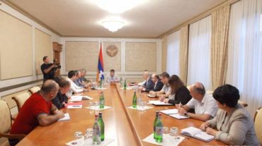 ԱՀ նախագահը հանձնարարել է միջինը 20 տոկոսով բարձրացնել բյուջեից վճարվող աշխատավարձերը ու սոցիալական վճարները