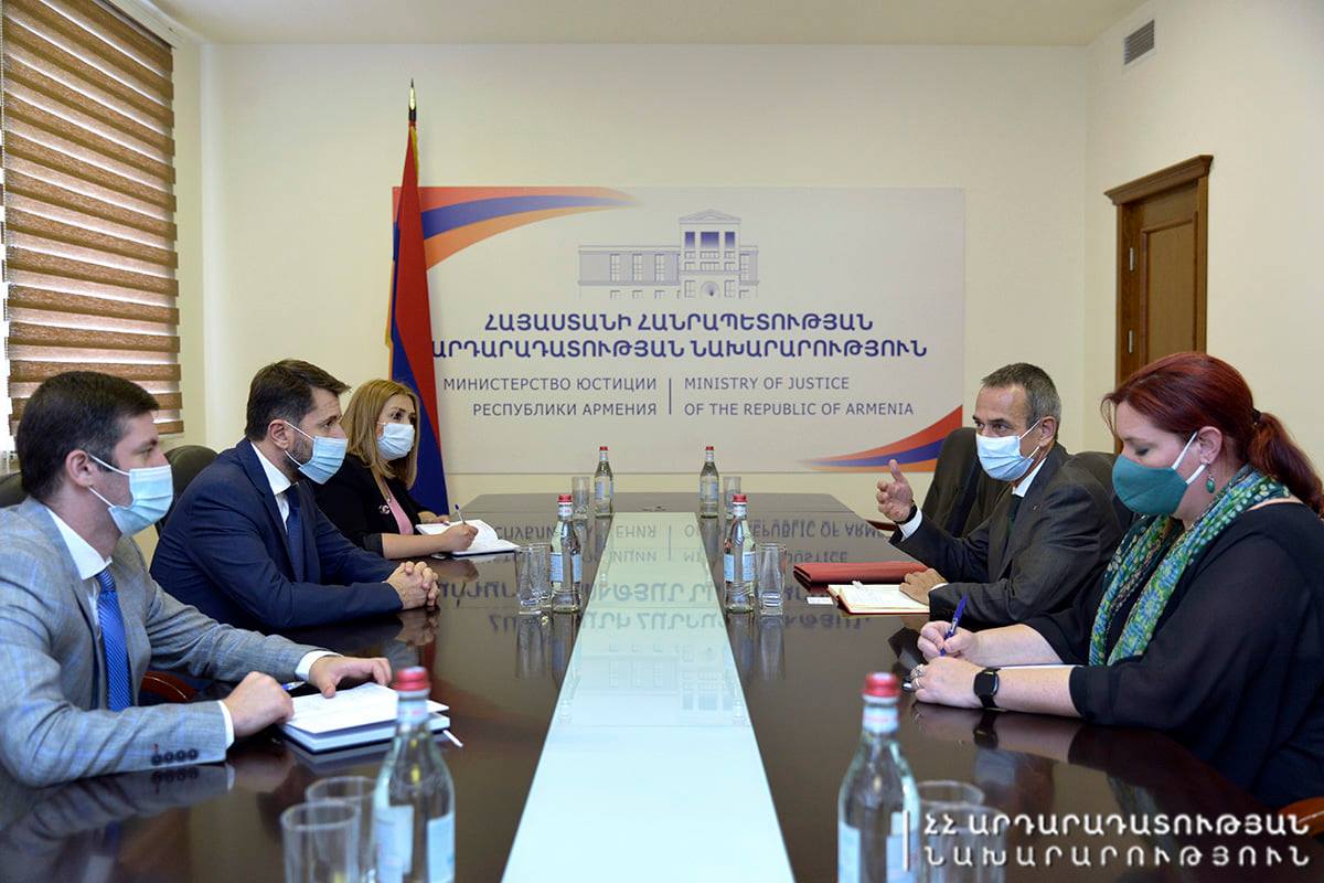 Հայաստանը գերիների ու պատանդների վերադարձի հարցում միջազգային գործընկերների ամուր աջակցության կարիքն ունի․ ՀՀ արդարադատության նախարարը հանդիպել է ԿԽՄԿ պատվիրակության ղեկավարի հետ