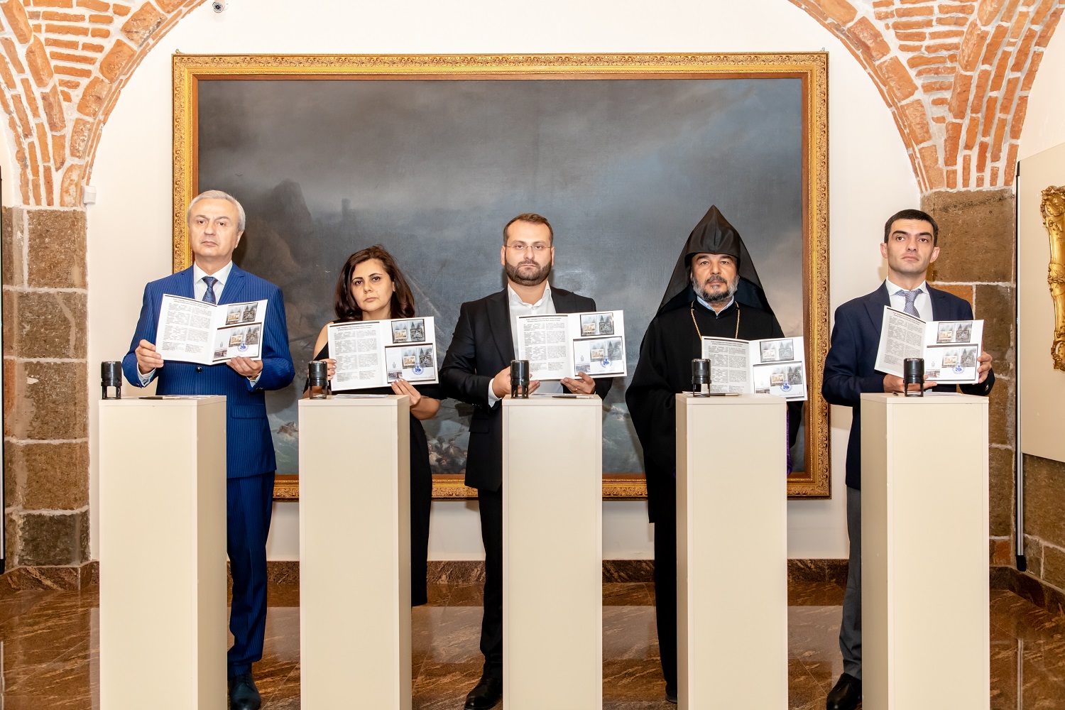 Երկու նամականիշով նոր գեղաթերթիկ «Շուշիի Ղազանչեցոց Սուրբ Ամենափրկիչ եկեղեցու ռմբակոծում» թեմային