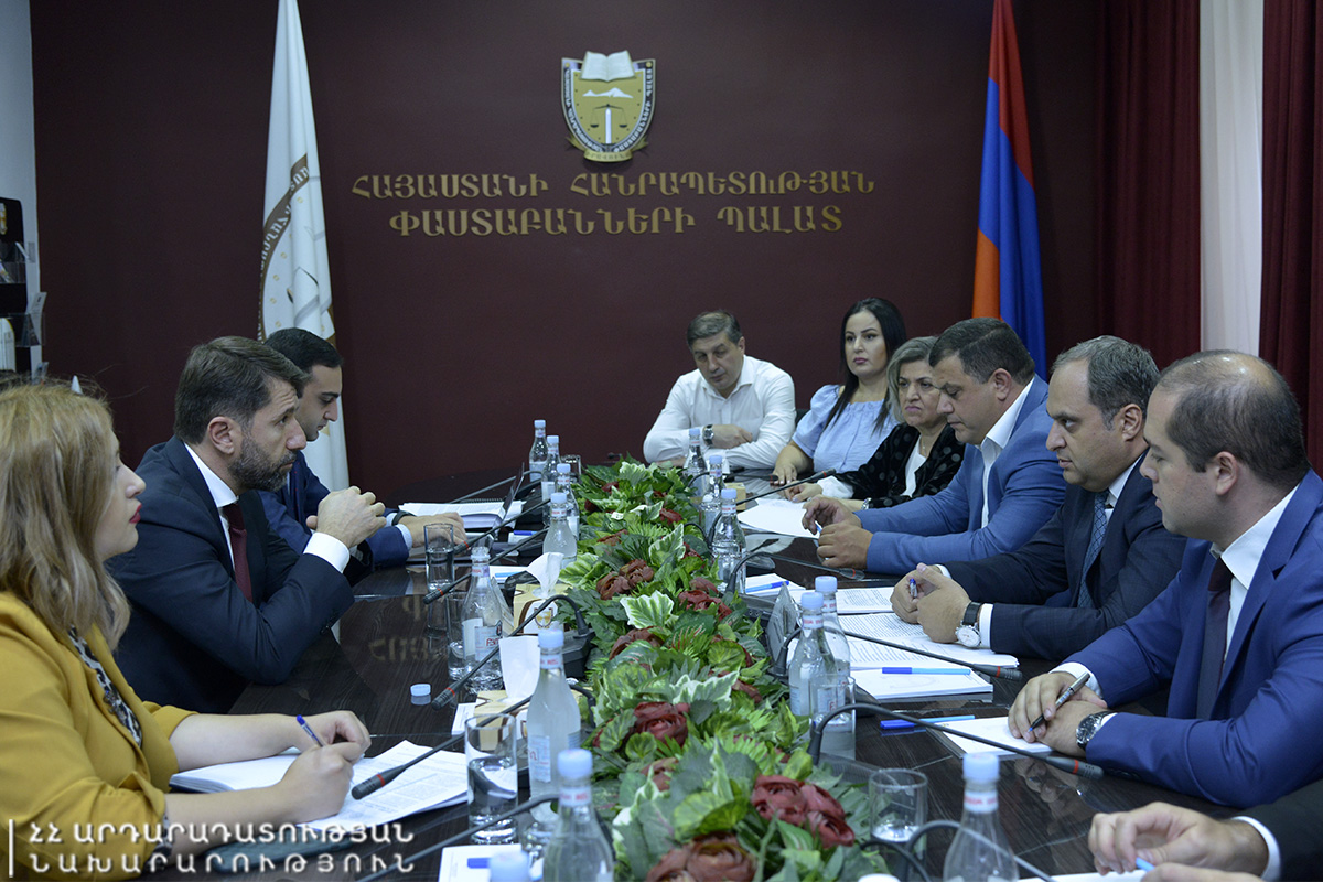 Սահմանադրական բարեփոխումների անհրաժեշտության հարցը քննարկվել է Փաստաբանների պալատի ղեկավար կազմի հետ
