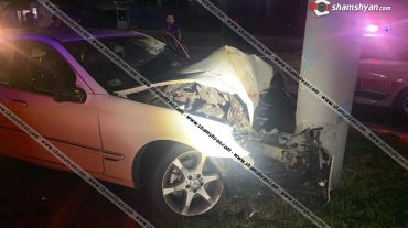Երևանում 24-ամյա վարորդը Mercedes-ով բախվել է երկաթյա գովազդային էլեկտրասյանը