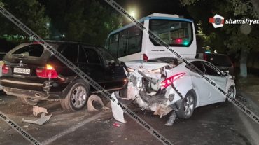 Երևանում` ԱՄՆ դեսպանատան մոտ, բախվել են BMW X5-ը, Hyundai Elantra-ն, Nissan-ն ու թիվ 24 երթուղին սպասարկող միկրոավտոբուսը. կան վիրավորներ