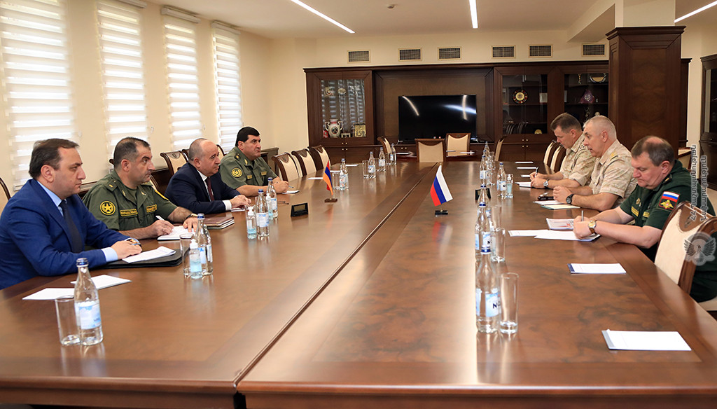 Արշակ Կարապետյանն ընդունել է Արցախում ՌԴ խաղաղապահ զորախմբի հրամանատարի առաքելությունն ավարտող գեներալ-լեյտենանտ Ռուստամ Մուրադովին