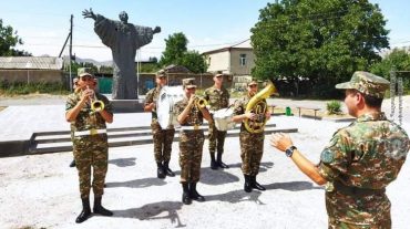 Զորամասերից մեկի մերձակա քաղաքի կենտրոնական փողոցներում կազմակերպվել է զինվորական նվագախմբի քայլերթ