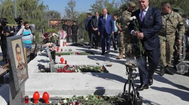 ՀՀ պաշտպանության նախարարը հարգանքի տուրք է մատուցել Եռաբլուր զինվորական պանթեոնում