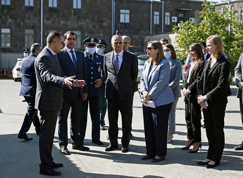 Փոխվարչապետ Մհեր Գրիգորյանը, ԱՄՆ դեսպանն ու մի շարք պաշտոնատար անձինք այցելել են ոստիկանության Կումայրիի բաժին