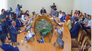 Արթուր Ղազինյանը կրկին չընտրվեց պաշտպանության հանձնաժողովի փոխնախագահ