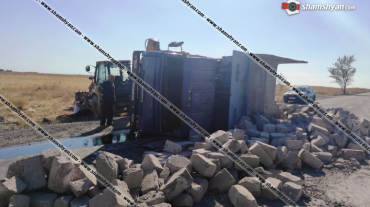 Եղվարդ-Աշտարակ ավտոճանապարհին քարով բարձված КАМАЗ-ը կողաշրջվել է