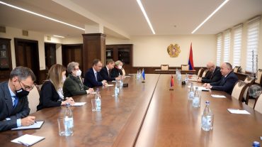 ՀՀ պաշտպանության նախարարն ու ԵՄ հատուկ ներկայացուցիչն անդրադարձել են հայ-ադրբեջանական սահմանային իրադրությանը
