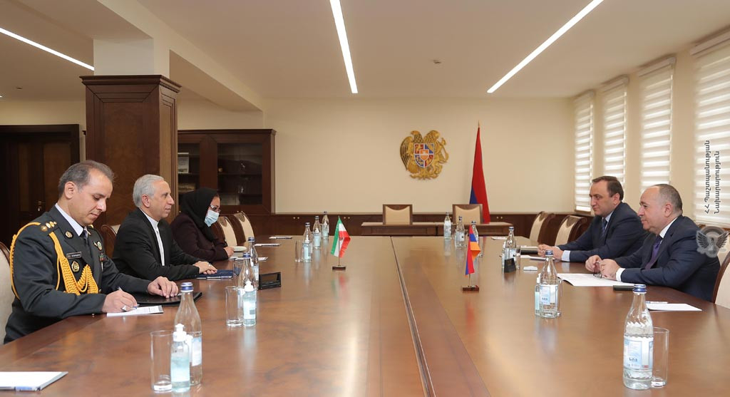 ՀՀ պաշտպանության նախարարը հանդիպել է Իրանի դեսպանի հետ