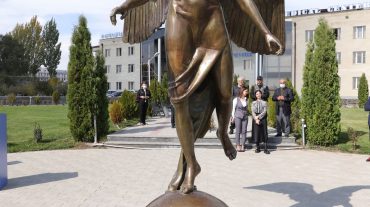 «Գյումրի» բժշկական կենտրոնի բակում տեղադրվել է Մարտին Կակոսյանի «Պահապան հրեշտակ» արձանը