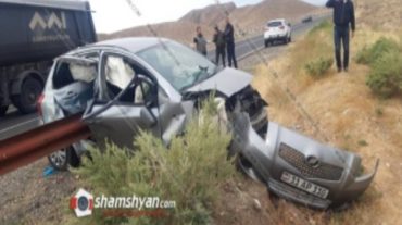 Արարատի մարզում Toyota Vitz-ը մխրճվել է երկաթե արգելապատնեշի մեջ. կան վիրավորներ