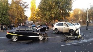 Երևանի Դավիթ Անհաղթի փողոցում բախվել են BMW 750  և Acura մակնիշների ավտոմեքենաները․ կան տուժածներ