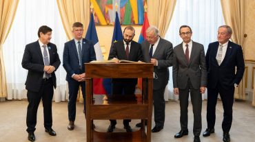 Փարիզում Արարատ Միրզոյանը հանդիպում է ունեցել Ֆրանսիայի Սենատի նախագահի հետ