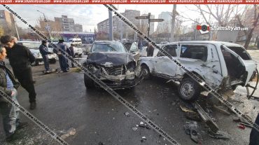 Աբովյանում Mercedes-ը տապալել է գազախողովակի սյունը, բախվել կայանված 2 մեքենայի