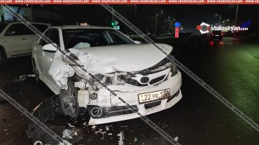 Աբովյան քաղաքում բախվել են Toyota Camry-ն և Chevrolet-ն, վերջինս էլ հարվածել է երթևեկությունը կարգավորող ցուցանակին
