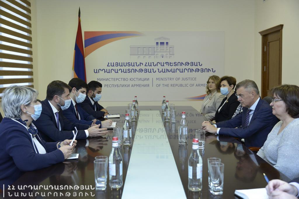 Կարեն Անդրեասյանը ՌԴ նոտարական պալատի նախագահի և Բելառուսի նոտարական պալատի վերստուգիչ հանձնաժողովի նախագահի հետ  քննարկել է նոտարական ոլորտում քաղաքացիների կողմից բարձրացված խնդիրները