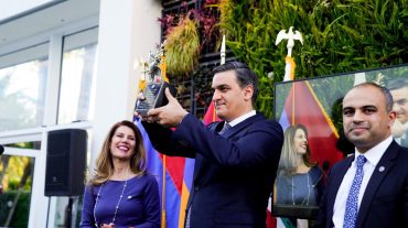 Human Rights Champion. Պատվավոր մրցանակը Թաթոյանին է հանձնել Ամերիկայի Հայ դատի հանձնախմբի արևմտյան տարածաշրջանը