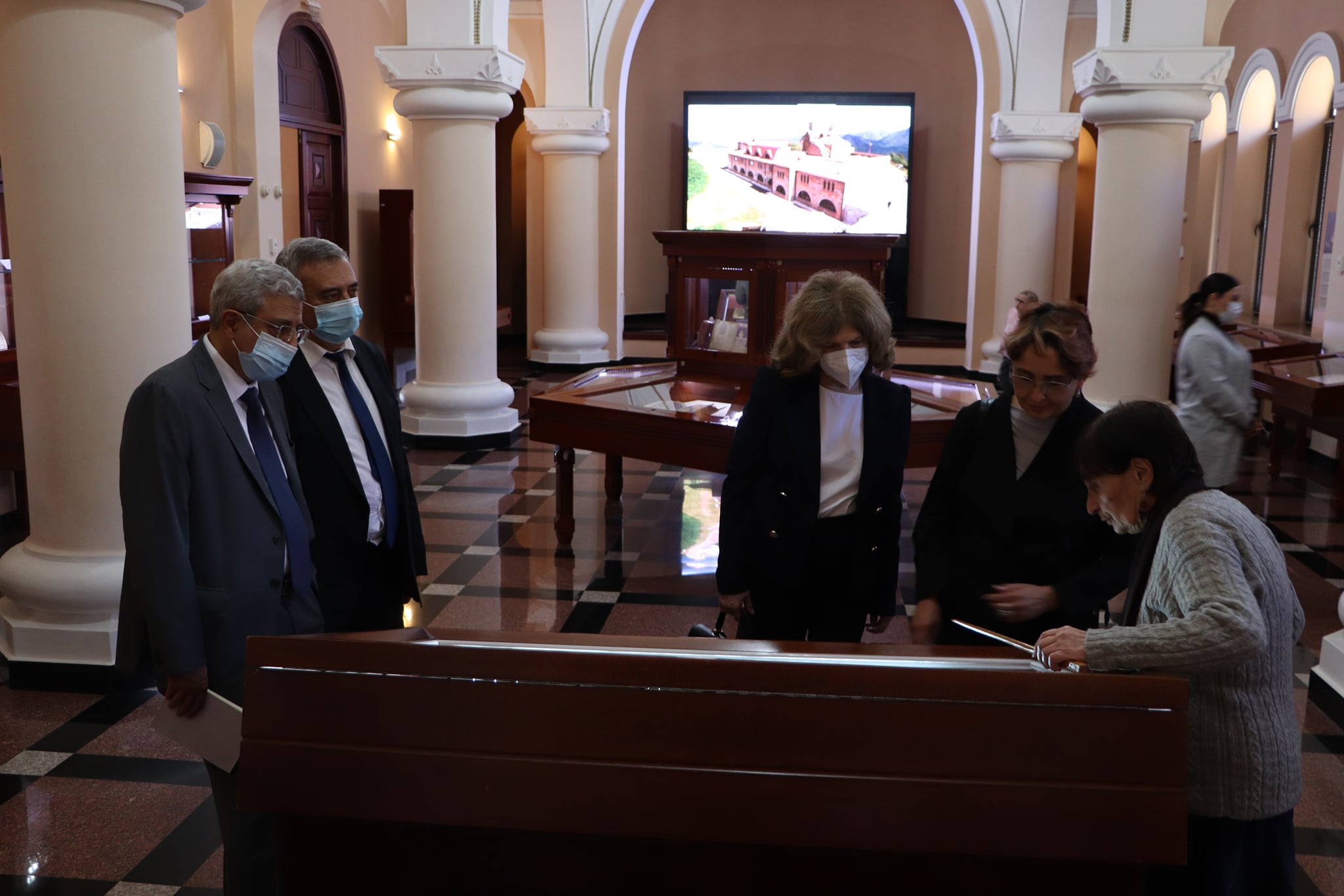 ՌԴ Գիտությունների ակադեմիայի աշխատակիցներն այցելել են Մատենադարան