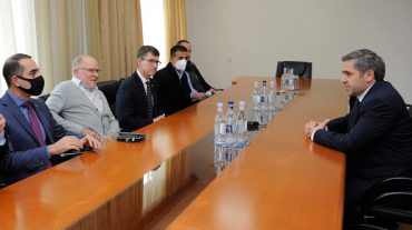 ՀՖՖ նախագահը հանդիպել է լեգենդար ֆուտբոլիստ, Էյնդհովենում Հայաստանի պատվավոր հյուպատոս Վիլլի Վան դե Կերխոֆին