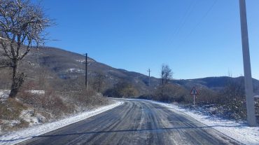 Ստեփանակերտ-Ննգի-Մարտունի ավտոճանապարհի «Բովրուխան» հատվածում տեղ-տեղ առկա է մերկասառույց