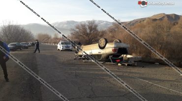 Վայոց Ձորում Mercedes-ը բախվել է բետոնե արգելապատնեշին և գլխիվայր շրջվել. մայր ու որդի տեղափոխվել են հիվանդանոց