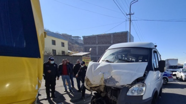Թբիլիսյան խճուղում բախվել են թիվ 258 երթուղին սպասարկող «GAZel»-ը և «Mercedes-Benz Sprinter»-ը
