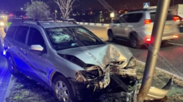 Երևանում 27-ամյա վարորդը Opel-ով բախվել է էլեկտրասյանը․ կա տուժած