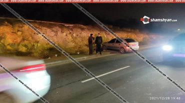 Ծիծեռնակաբերդի խճուղում բախվել են Opel Astra-ն ու Opel Vectra-ն, դրանցից մեկն էլ հայտնվել է մայթին