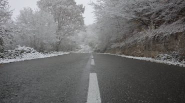 Վարդենյաց լեռնանցքում, Շիրակի և Սյունիքի մարզի ավտոճանապարհներին տեղ-տեղ առկա է մերկասառույց․ Լարսը բաց է