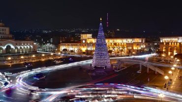 Վառվեցին Հանրապետության հրապարակի տոնածառի լույսերը