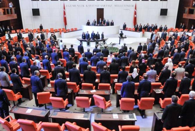 Թուրքիայի խորհրդարանի 13 ընդդիմադիր պատգամավորներին անձեռնմխելիությունից զրկելու նախագահական միջնորդությունները մեջլիսում են