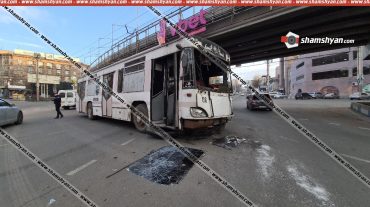 Բարեկամության էստակադայի տակ բախվել են թիվ 9 երթուղին սպասարկող տրոլեյբուսն ու բեռնատար Mercedes-ը, վերջինս կողաշրջվել է․ կա վիրավոր