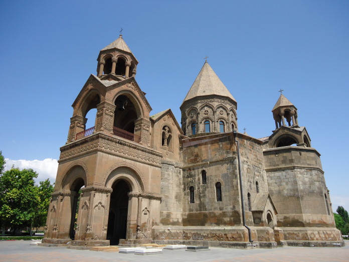 Երկու քահանաներ կարգալույծ են հռչակվել  