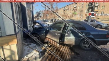 Երևանում բախվել են Nissan-ն ու Mercedes-ը. վերջինս, հայտնվելով մայթին, բախվել է կրպակին
