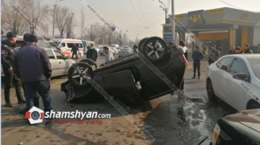 Երևանում բախվել են Kia Optima, Hyundai, ВАЗ 2121 և Ford Transit մակնիշի ավտոմեքենաները. Niva-ն գլխիվայր շրջվել է