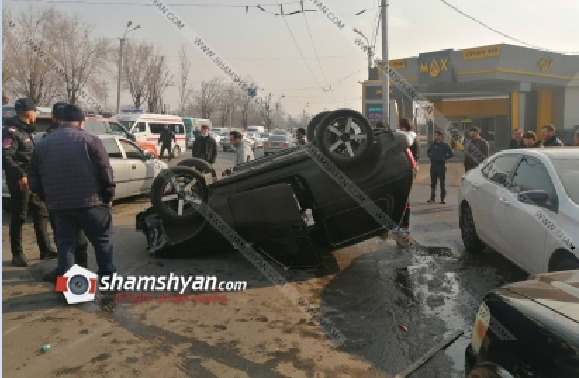 Երևանում բախվել են Kia Optima, Hyundai, ВАЗ 2121 և Ford Transit մակնիշի ավտոմեքենաները. Niva-ն գլխիվայր շրջվել է