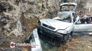 Լոռու մարզում հսկա քարերը թափվել են ճանապարհով երթևեկող Opel-ի վրա. կա վիրավոր