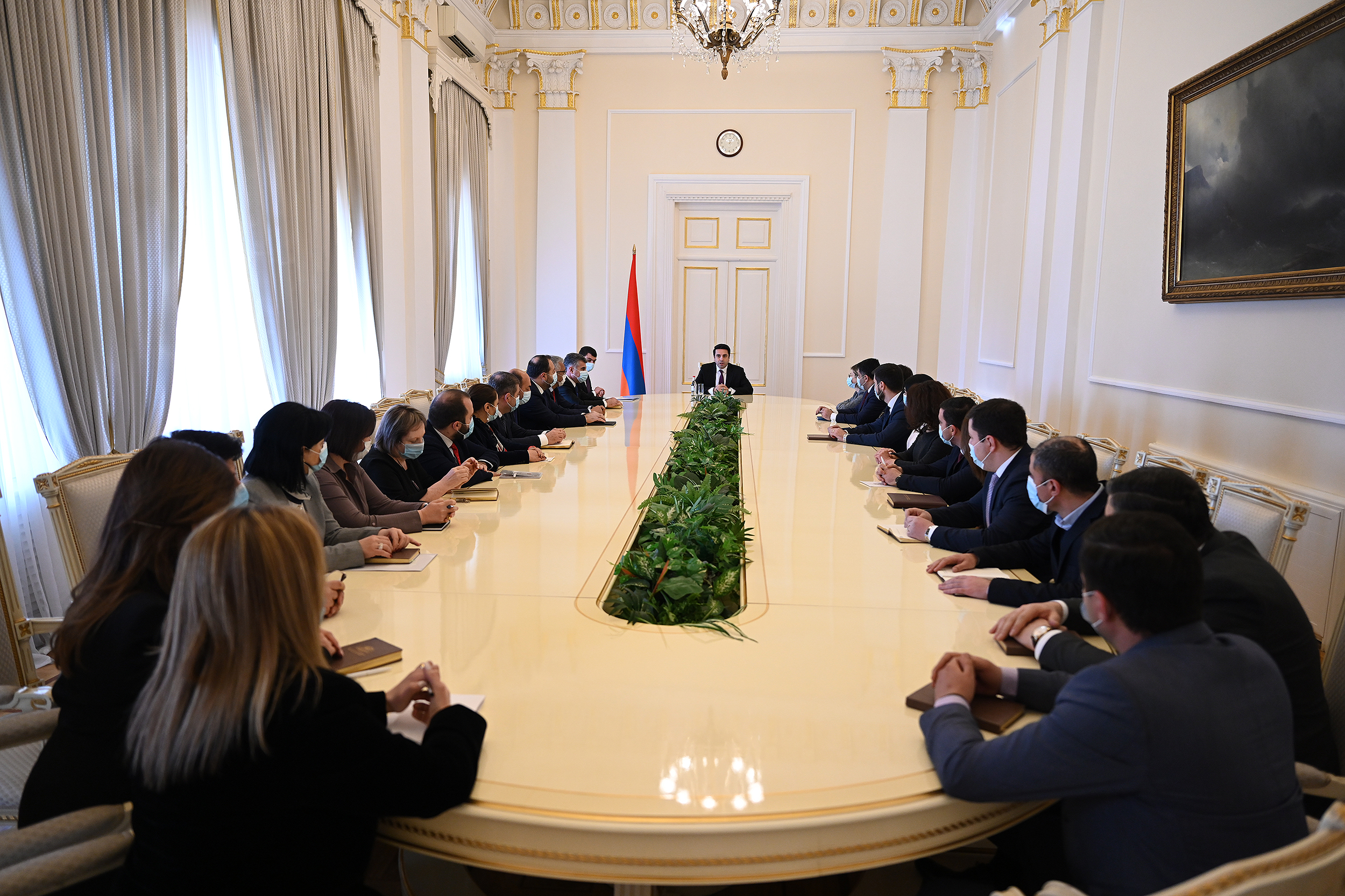 ՀՀ նախագահի լիազորությունները իրականացնող Ալեն Սիմոնյանը հանդիպել է նախագահի աշխատակազմի հետ