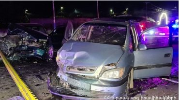 Դավիթ Բեկի փողոցում բախվել են «Opel Zafira» և «Mercedes-Benz C180» մակնիշների ավտոմեքենաները