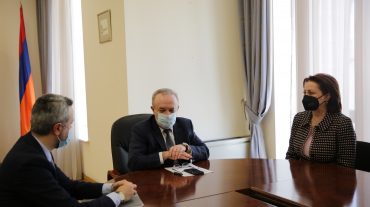 Գնահատելով աշխարհահռչակ օպերային երգչուհու ներուժը. Վ. Դումանյանն ընդունել է Հ. Պապյանին