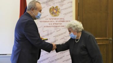 Վահրամ Դումանյանը ԵԿՊԿ պրոֆեսոր Ալինա Փահլևանյանին պարգևատրել է գերատեսչության Ոսկե մեդալով