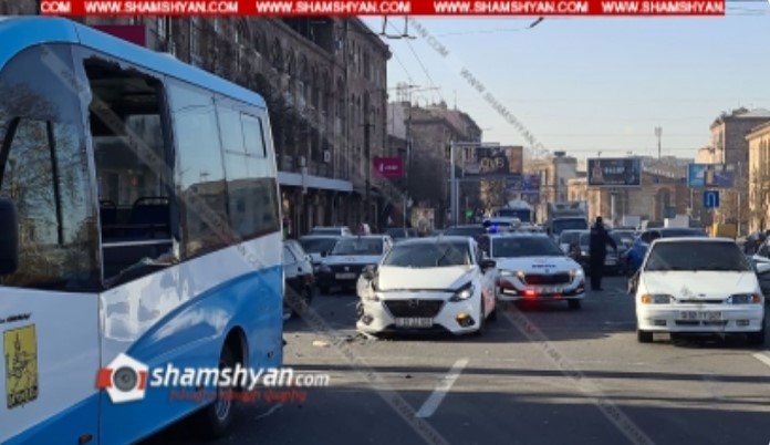 Արշակունյաց պողոտայում բախվել են Mazda 3-ը, ՎԱԶ 21144-ն ու թիվ 47 երթուղին սպասարկող միկրոավտոբուսը․ կան վիրավորներ