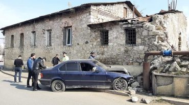 Ստեփանակերտում մեքենան բախվել է պատնեշին․ կա տուժած