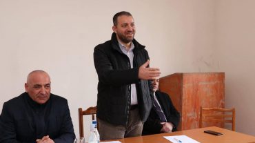 Վահան Քերոբյանը Աղավնաձորում հանդիպել է խաղողագործների և գինեգործների հետ