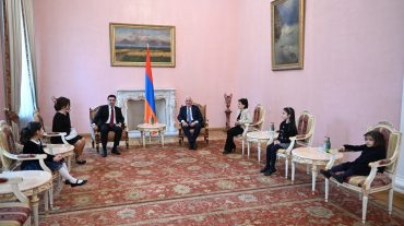 Նորընտիր նախագահ Վահագն Խաչատուրյանը տիկնոջ հետ հյուրընկալվել է ՀՀ նախագահի նստավայրում