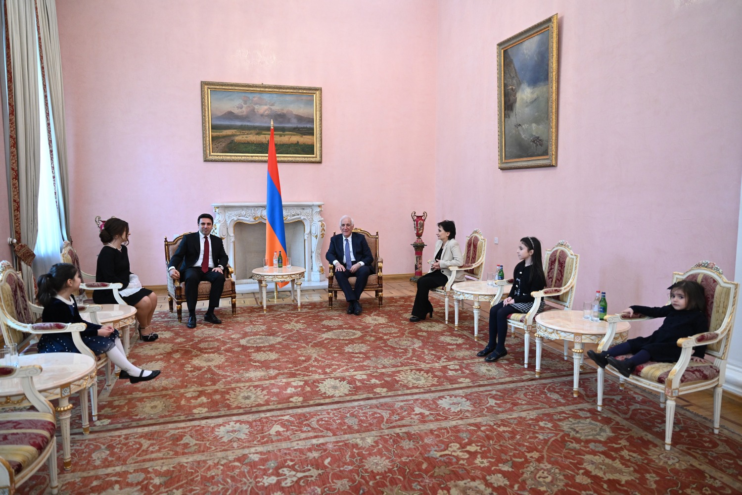 Նորընտիր նախագահ Վահագն Խաչատուրյանը տիկնոջ հետ հյուրընկալվել է ՀՀ նախագահի նստավայրում
