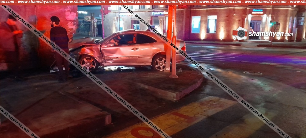 Երևանում բախվել են Toyota-ն ու Mercedes-ը, վերջինս էլ հայտնվել է մայթին․ կա վիրավոր