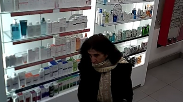 Տեսագրությունում պատկերված կինը կասկածվում է դեղատնից գողություն կատարելու մեջ