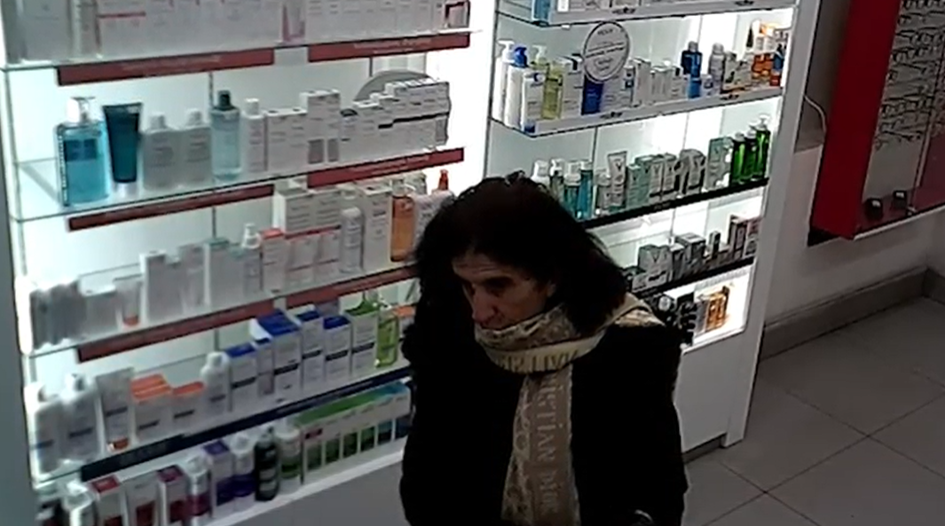 Տեսագրությունում պատկերված կինը կասկածվում է դեղատնից գողություն կատարելու մեջ